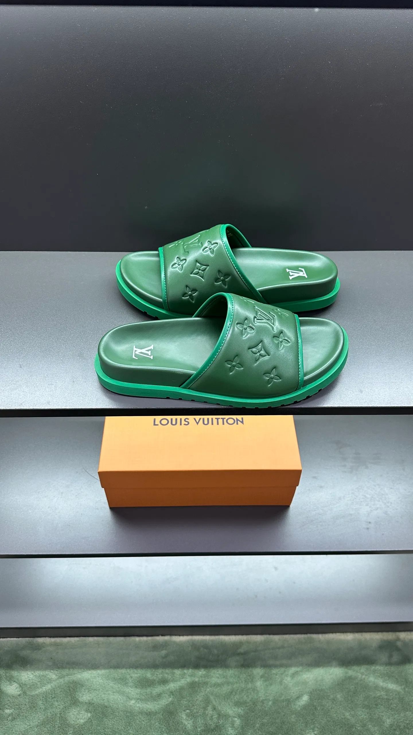 [L Home] P: 300💰Size: 38-45 Top purchasing lv men's summer slippers, classic presbyopia with soft real leather lining, unique color splicing effect, distinctive personality, fashionable and trendy essential style, light and comfortable. Lightweight and tough rubber insole, micro ridged foam outsole, super comfortable!